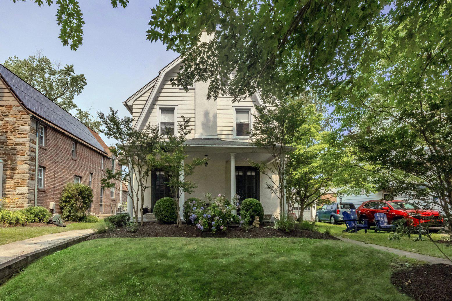 1029 Larchmont Ave Property Photo 1