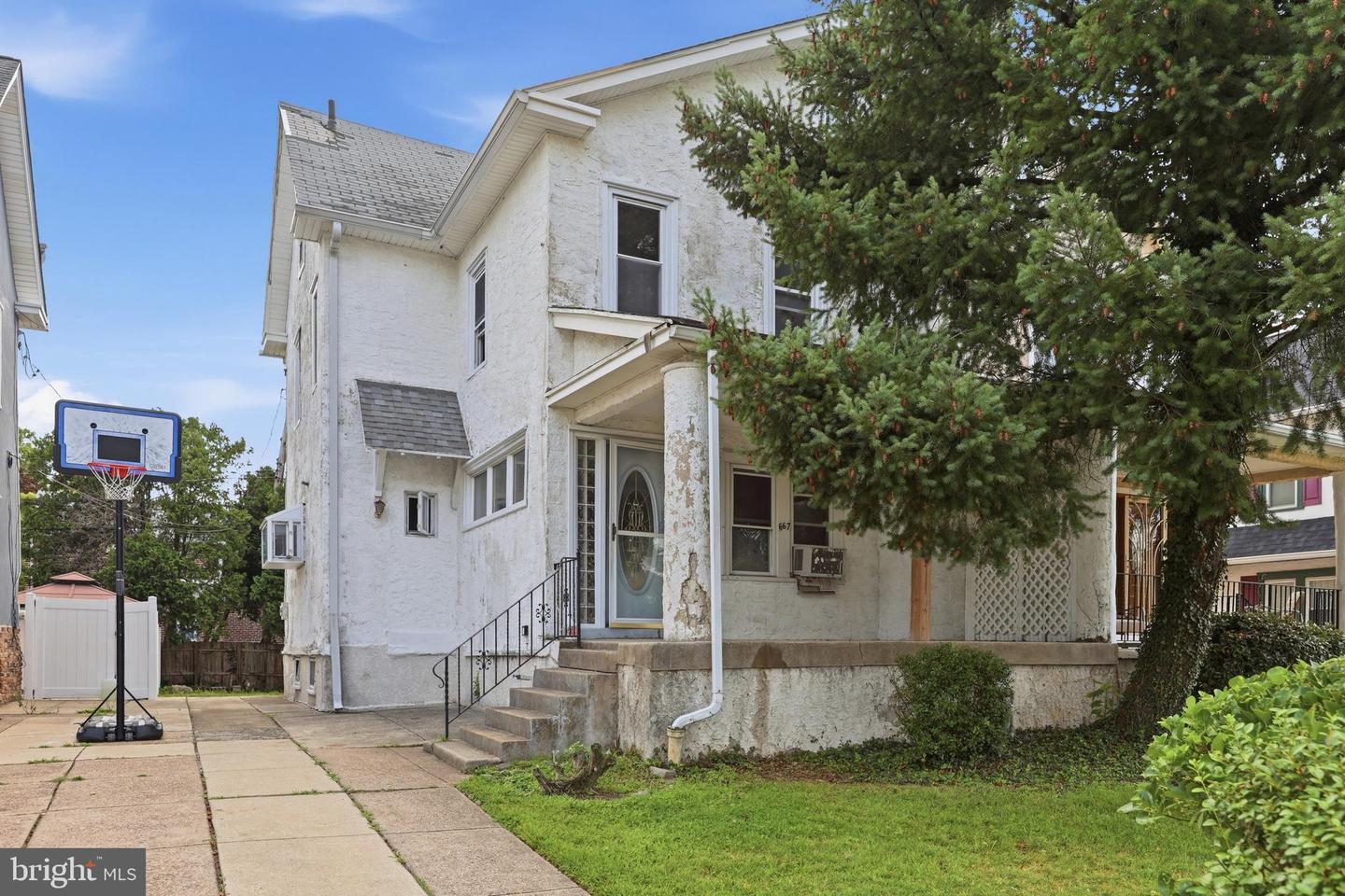 667 Rose St Property Photo 1
