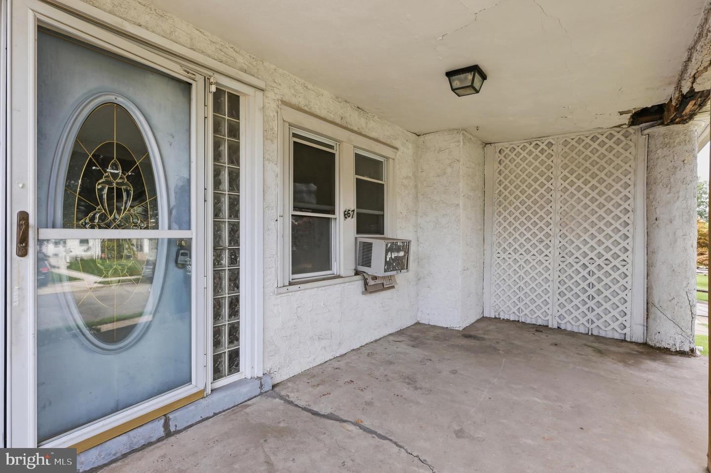 667 Rose St Property Photo 3