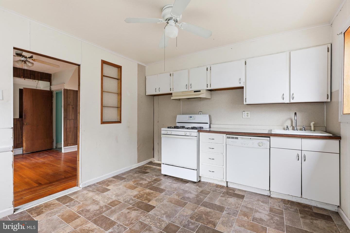667 Rose St Property Photo 13