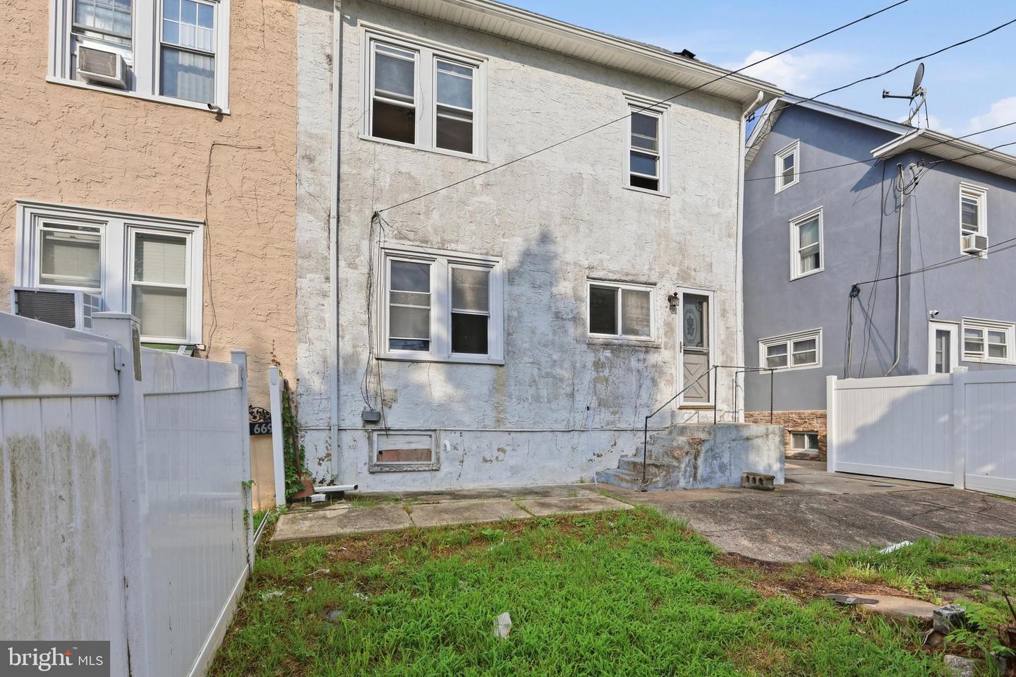 667 Rose St Property Photo 28