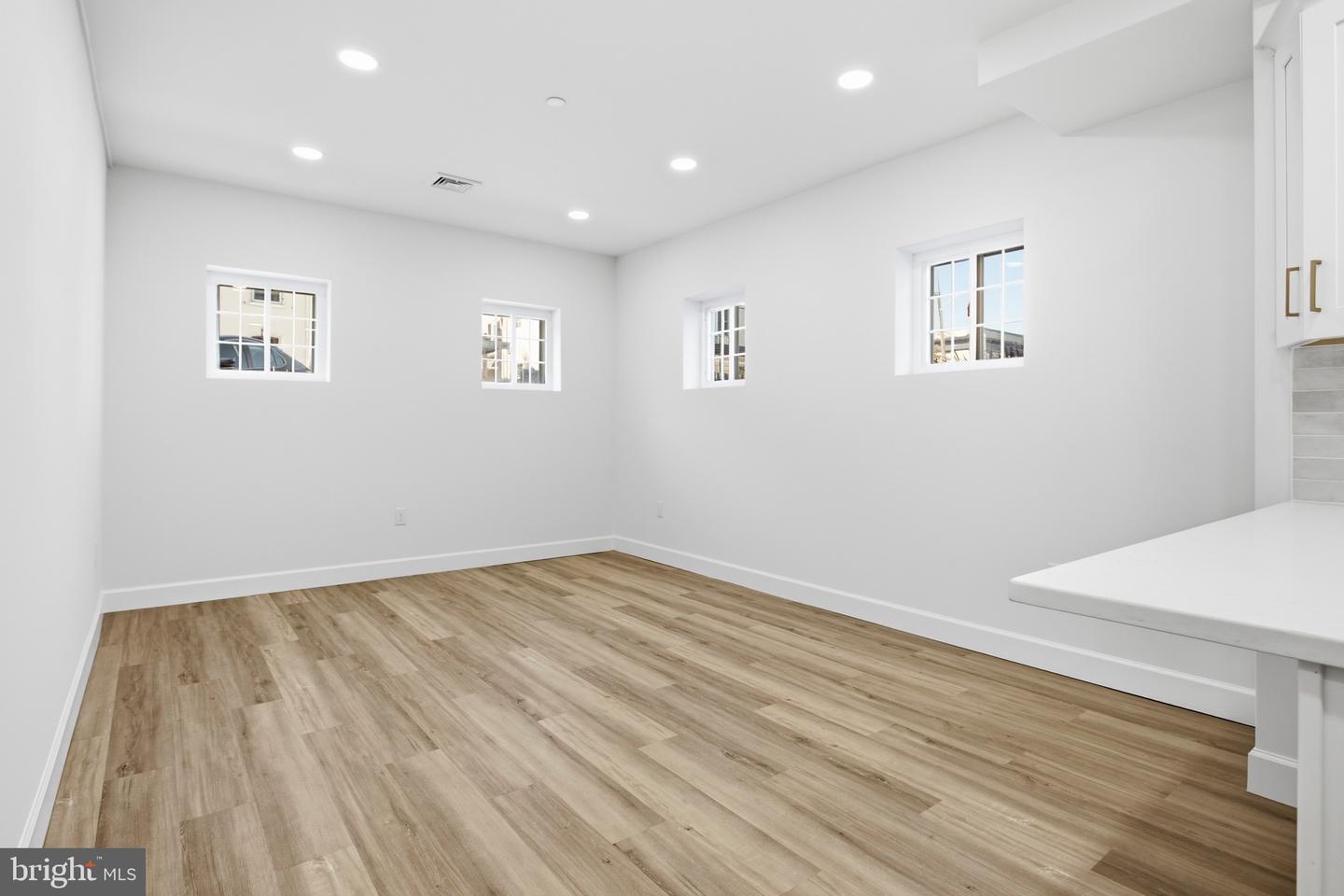 21 W Front St #1b Property Photo 10