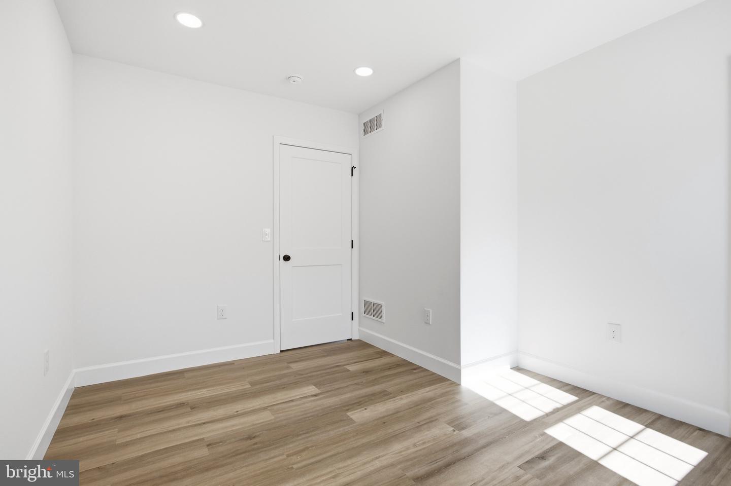 21 W Front St #3a Property Photo 8