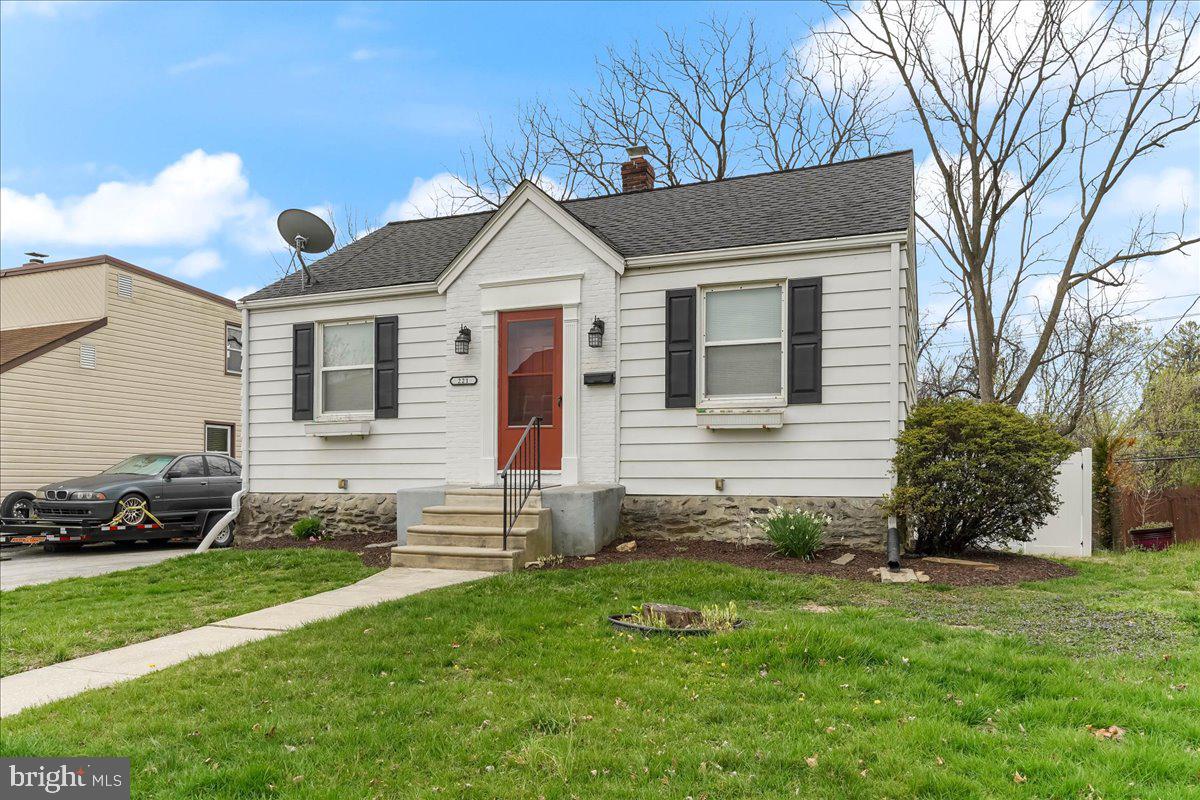 221 W Martin Ln Property Photo 1