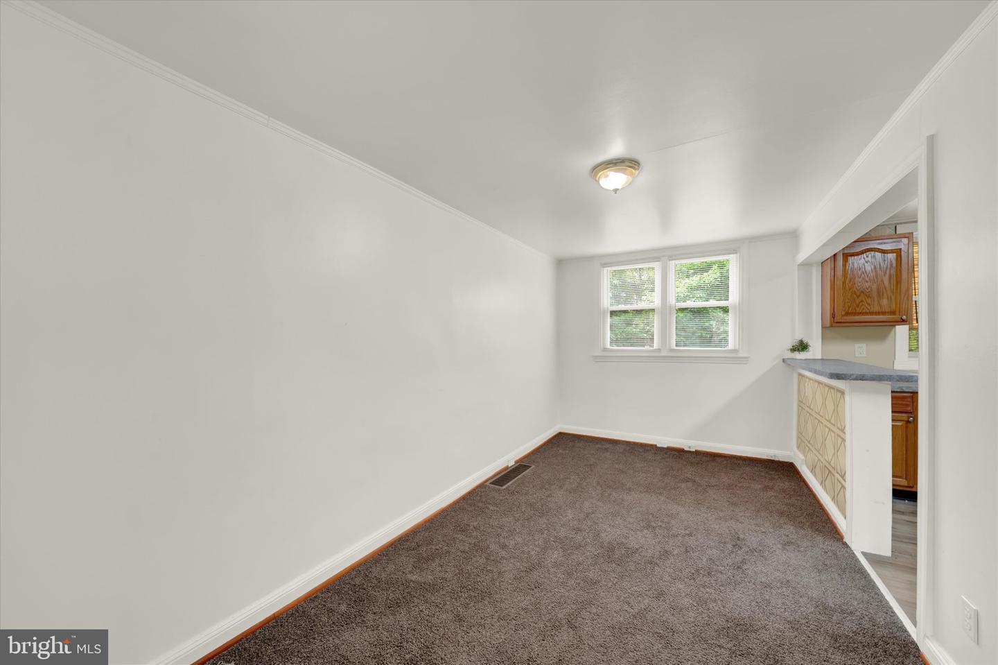 142 W 21st St Property Photo 7
