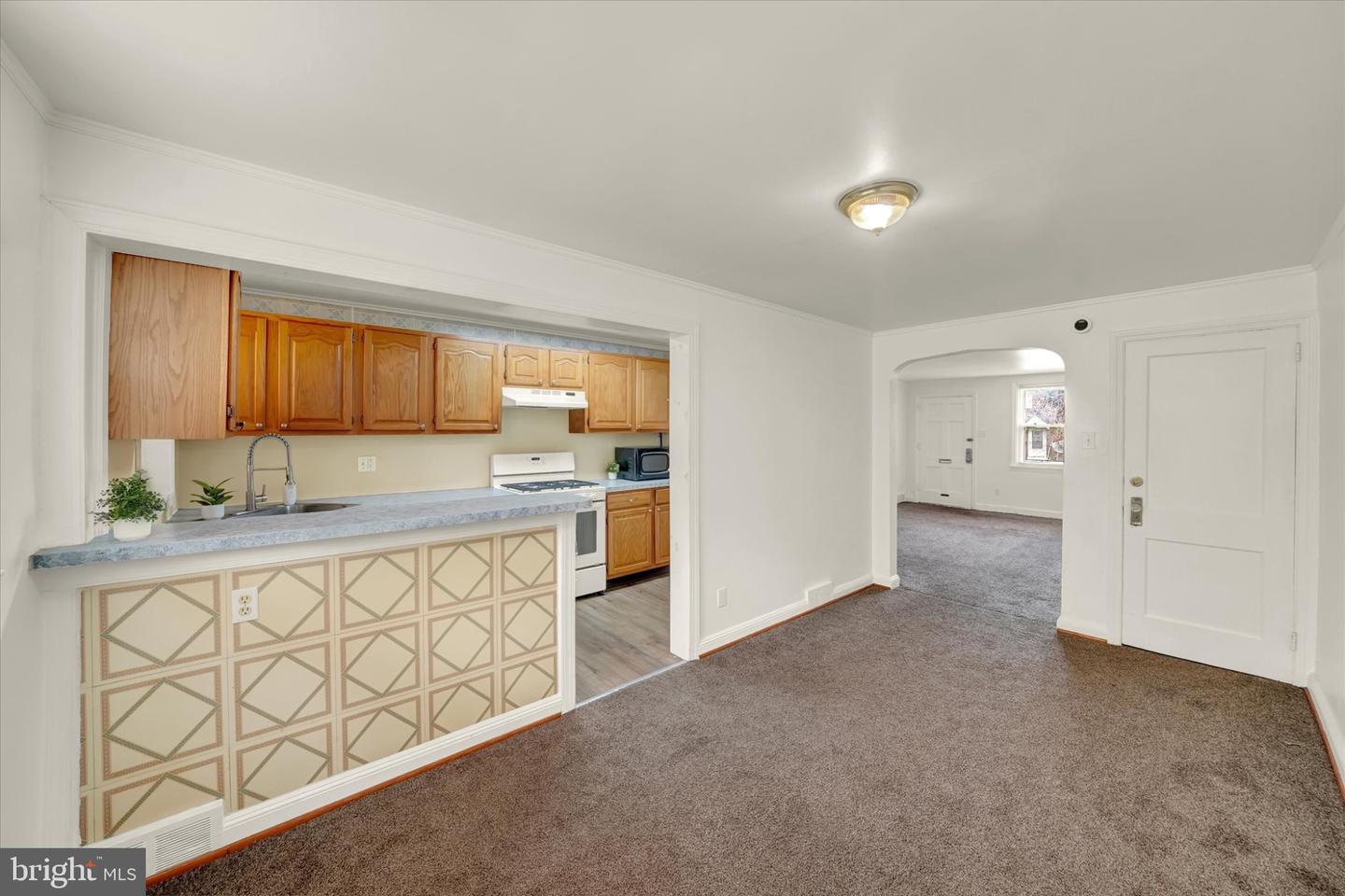 142 W 21st St Property Photo 8