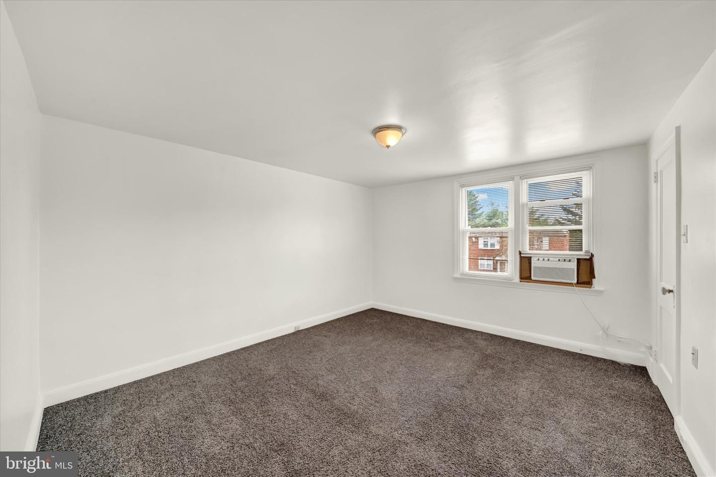 142 W 21st St Property Photo 13