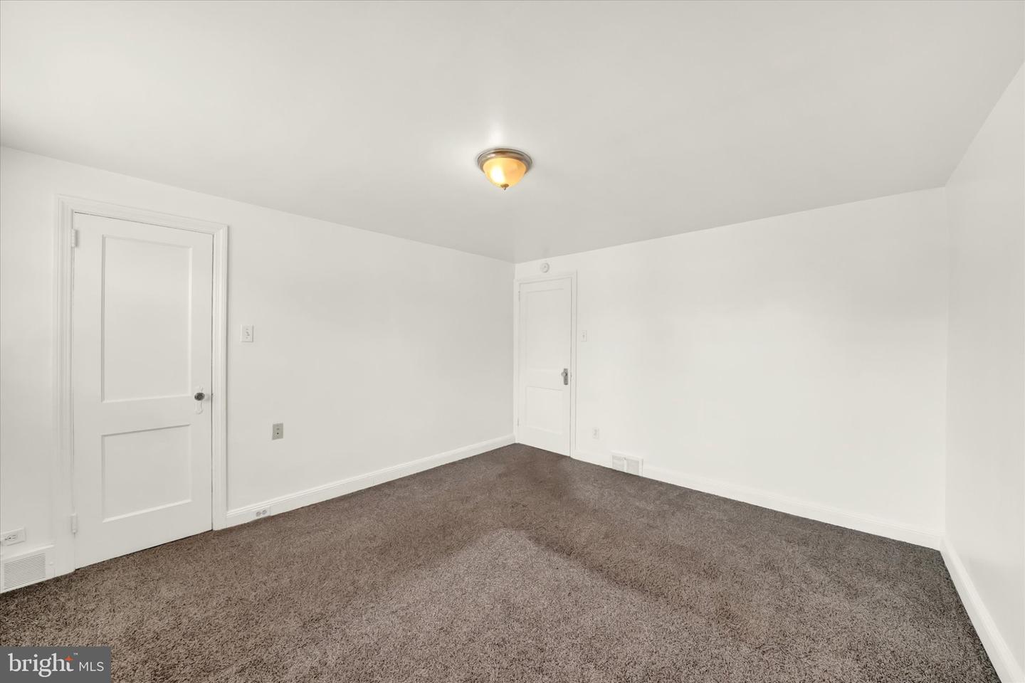 142 W 21st St Property Photo 14