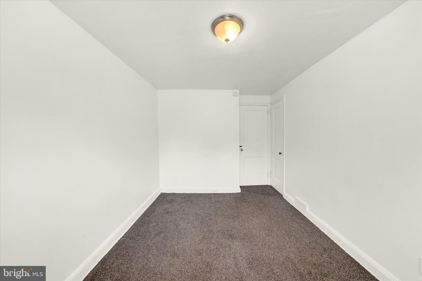 142 W 21st St Property Photo 17