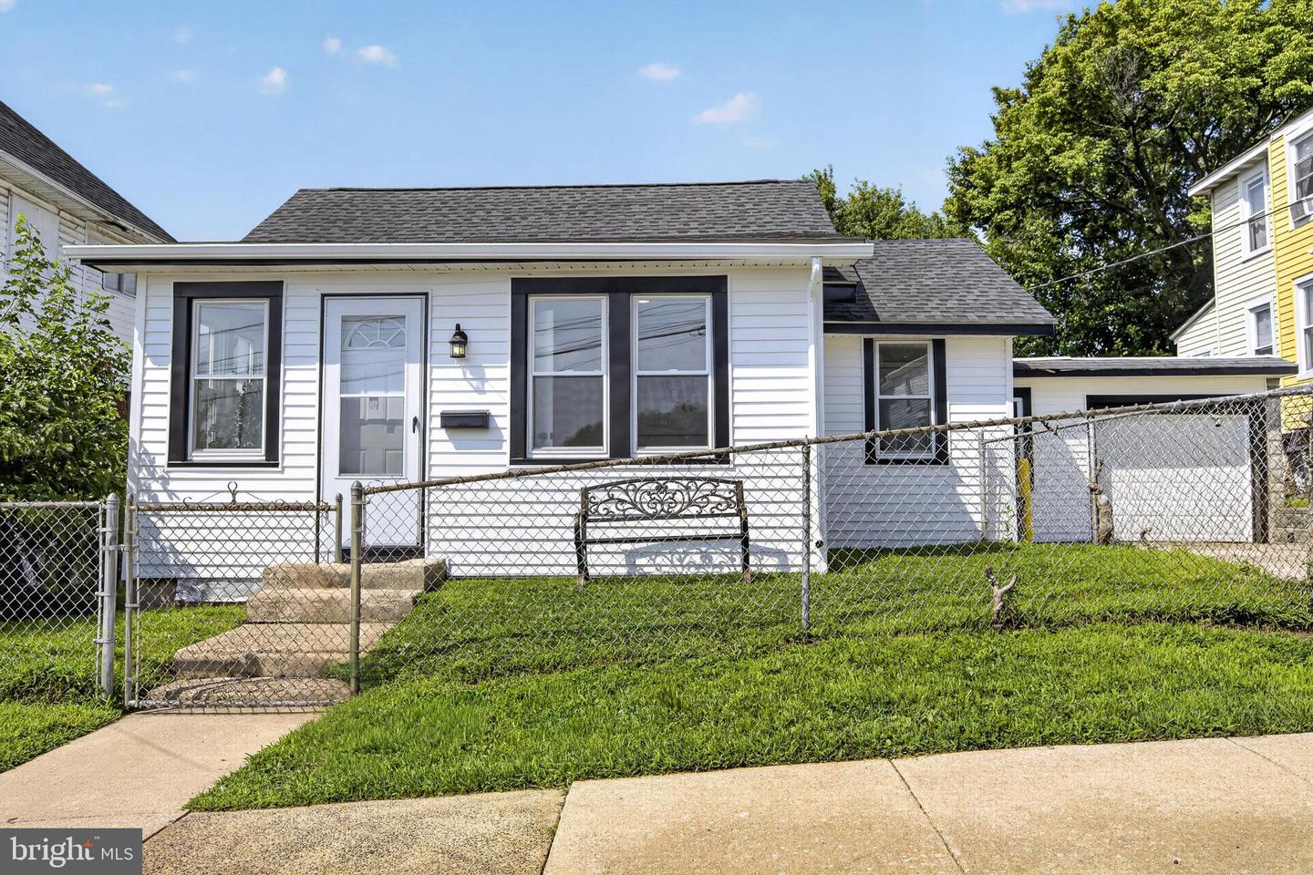 908 Price St Property Photo 3