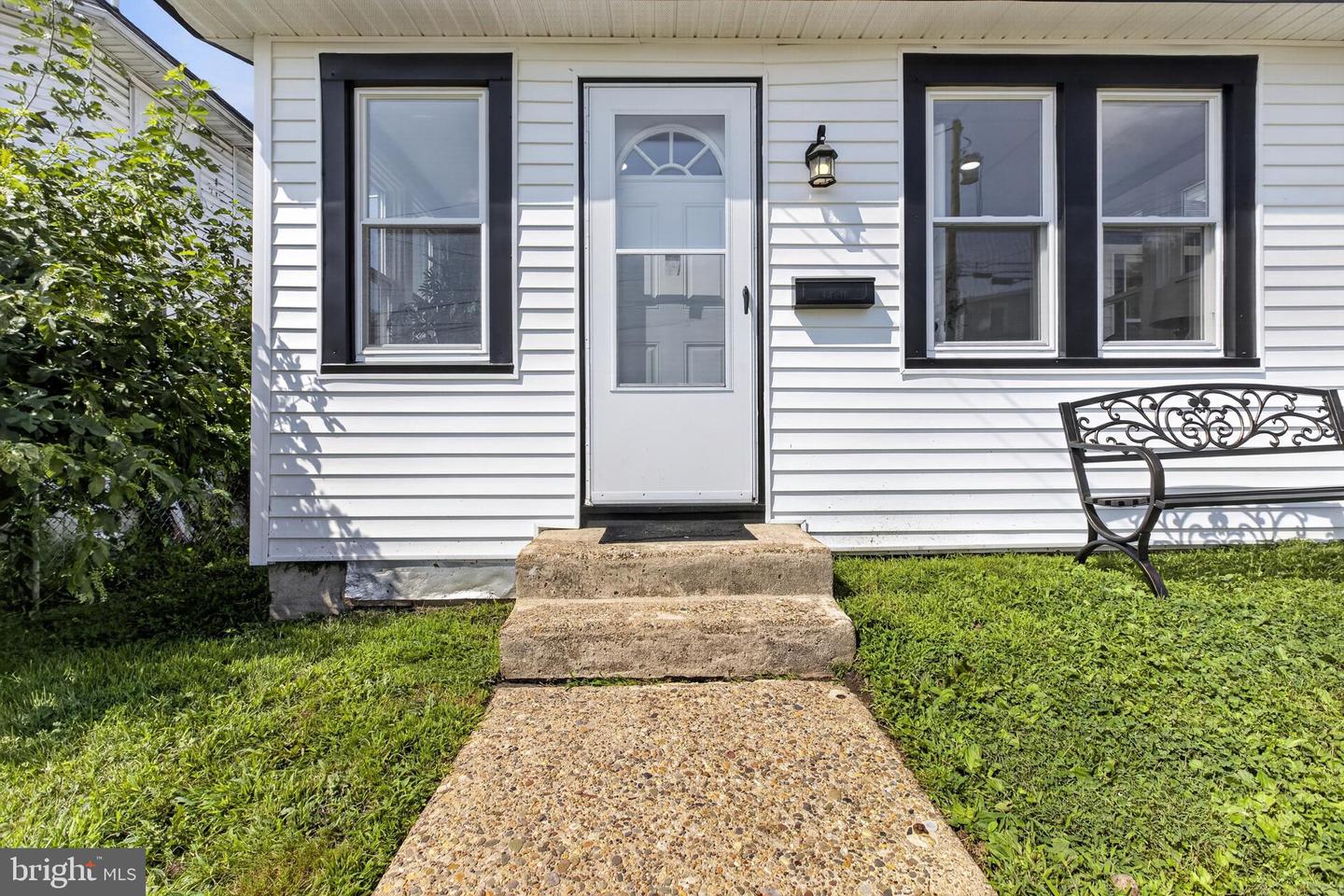 908 Price St Property Photo 6
