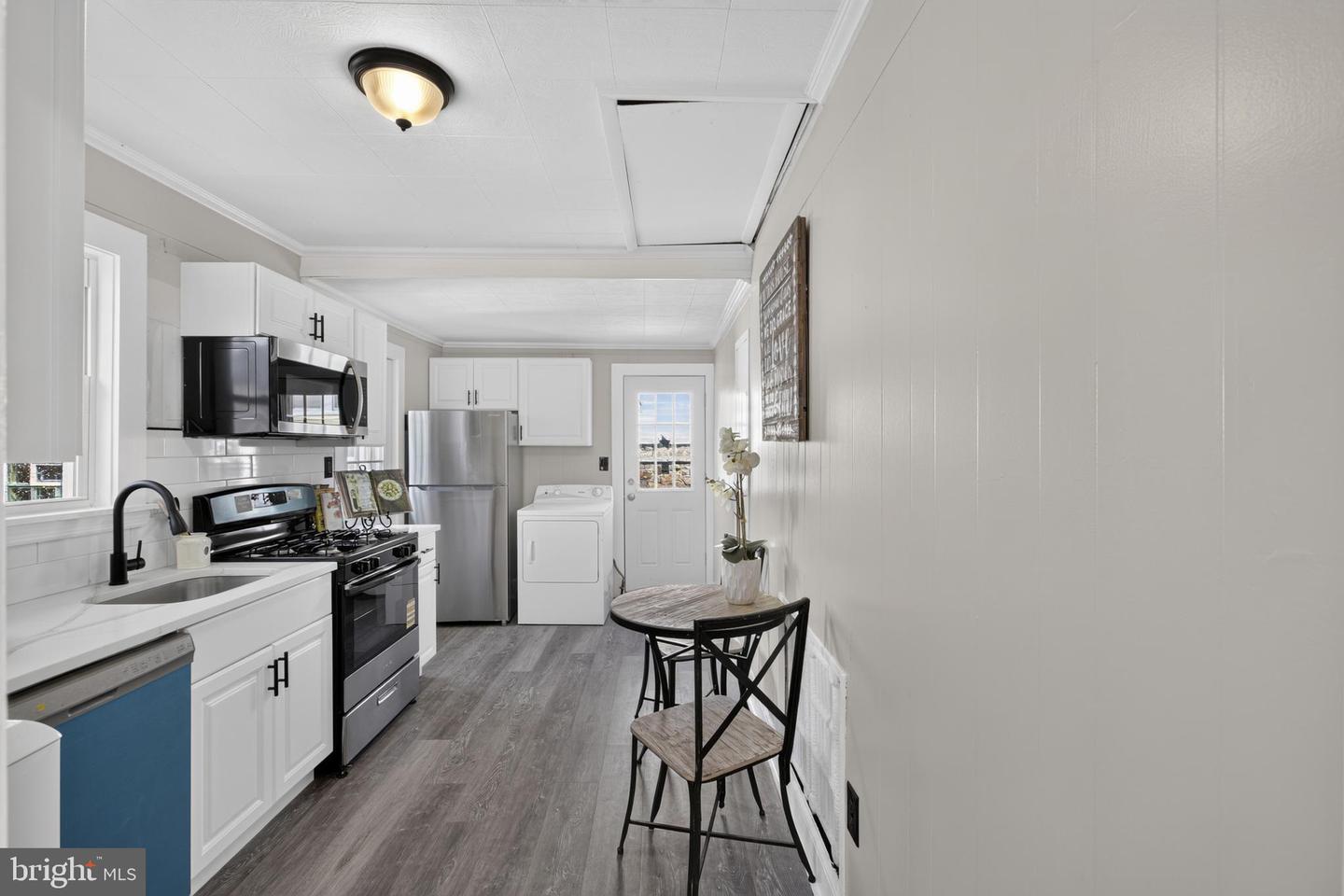 908 Price St Property Photo 15