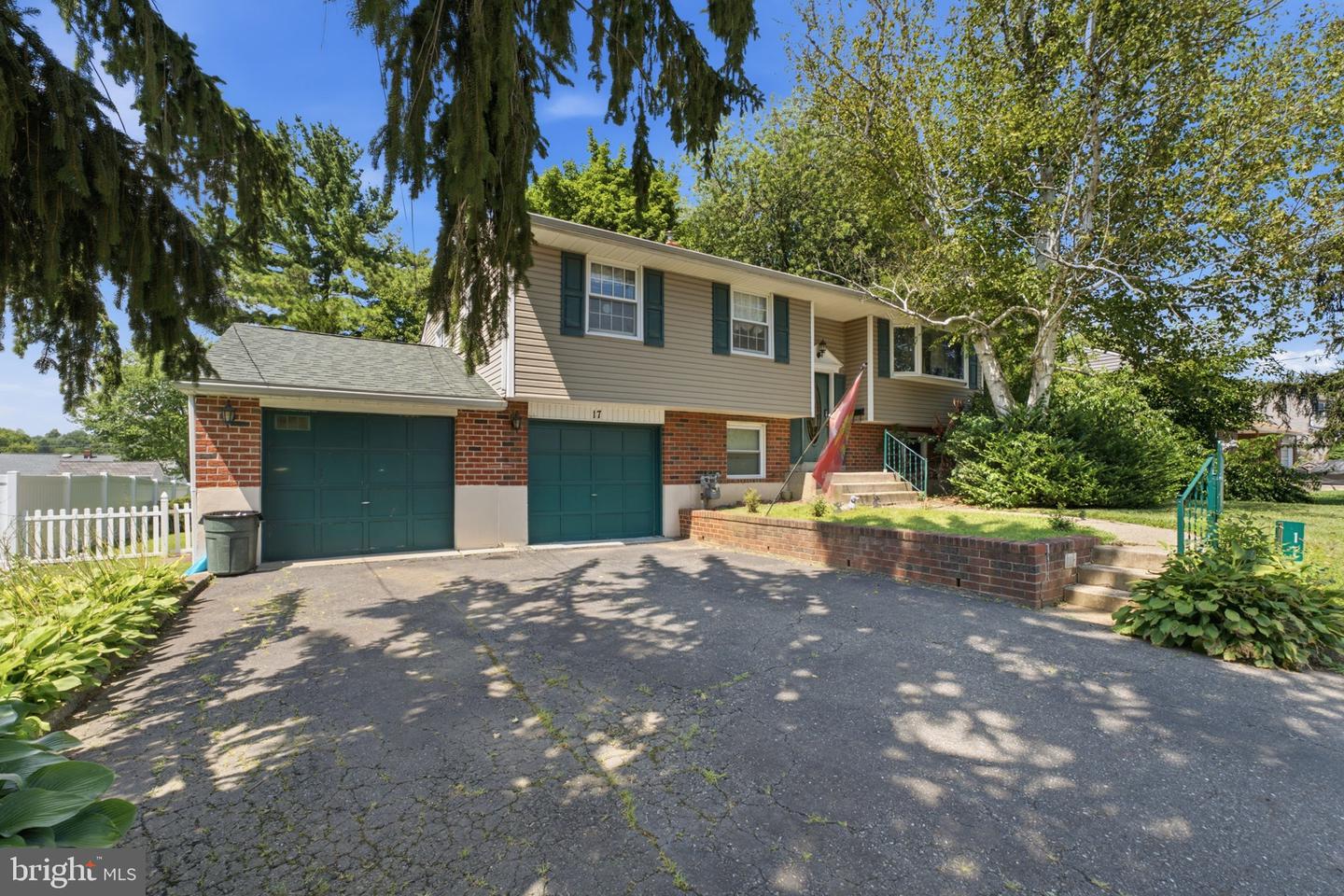 17 Blackthorne Ln Property Photo 26