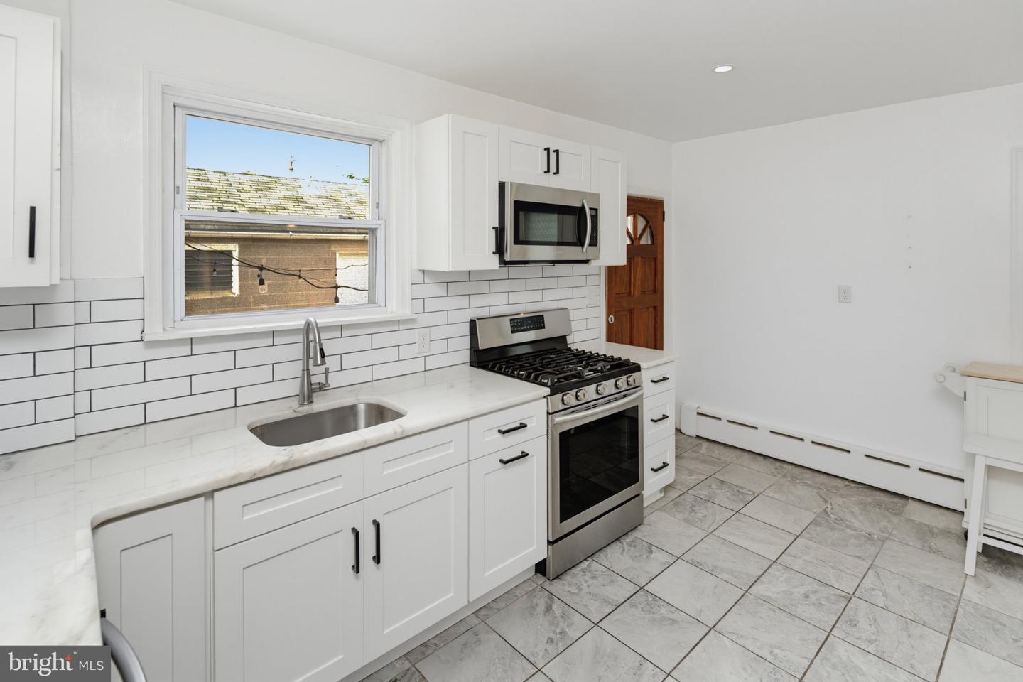 1210 Hollywood Ave Property Photo 12
