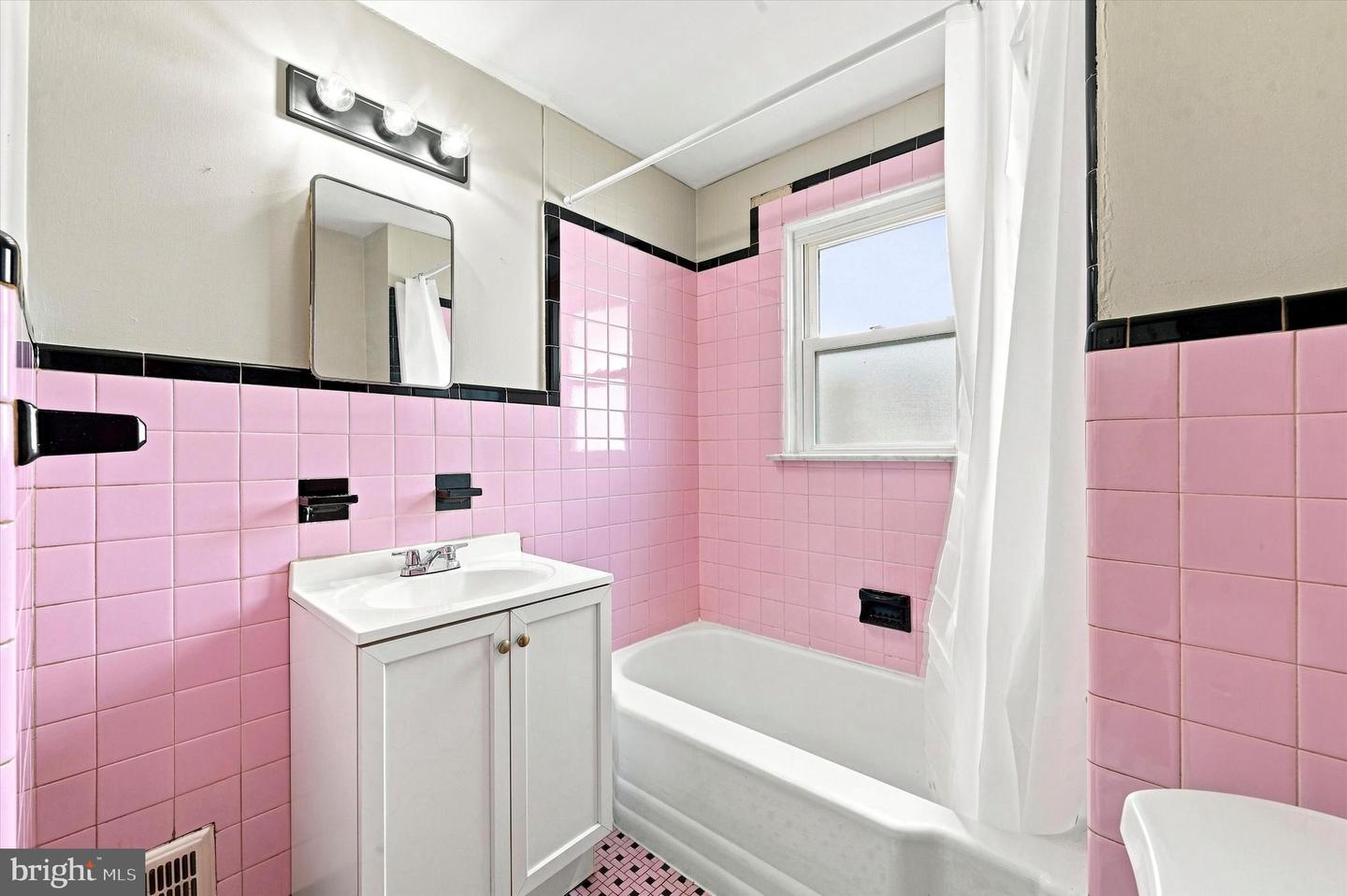 1020 2nd Ave Property Photo 11