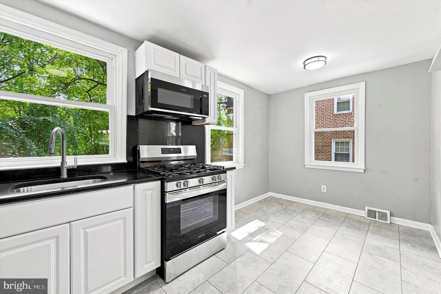 327 Greenwood Rd Property Photo 7