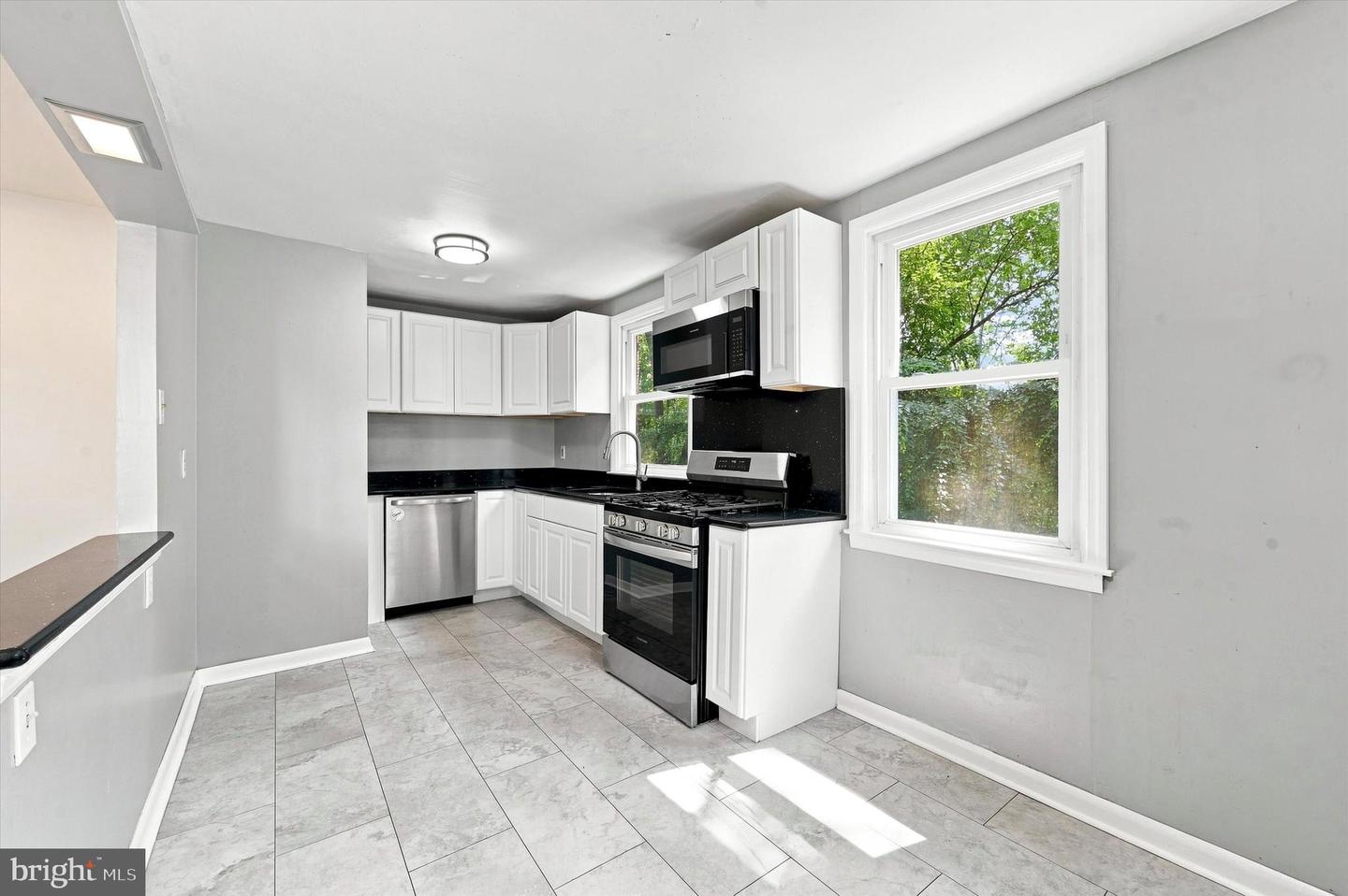 327 Greenwood Rd Property Photo 9