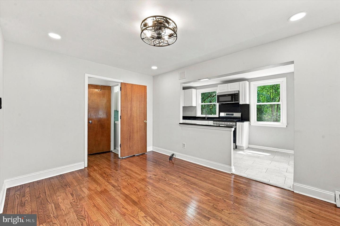 327 Greenwood Rd Property Photo 10
