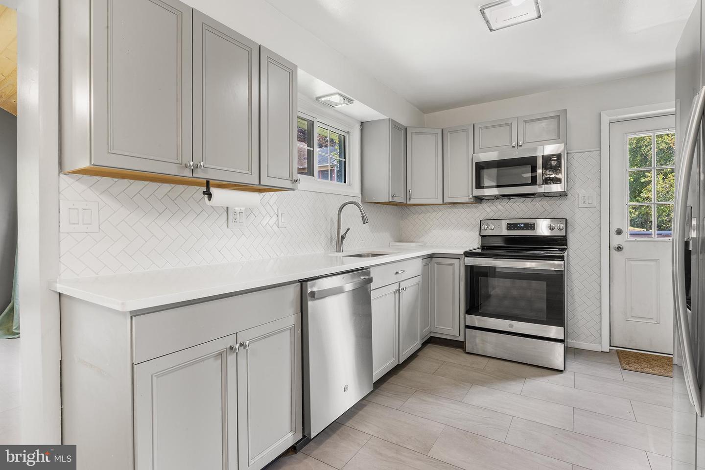 6 Meadowbrook Ln Property Photo 8
