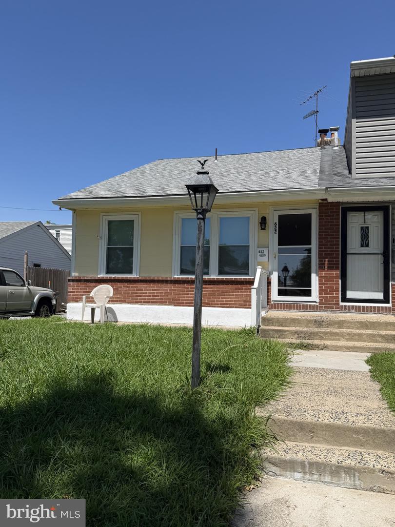 622 E Winona Ave Property Photo 2