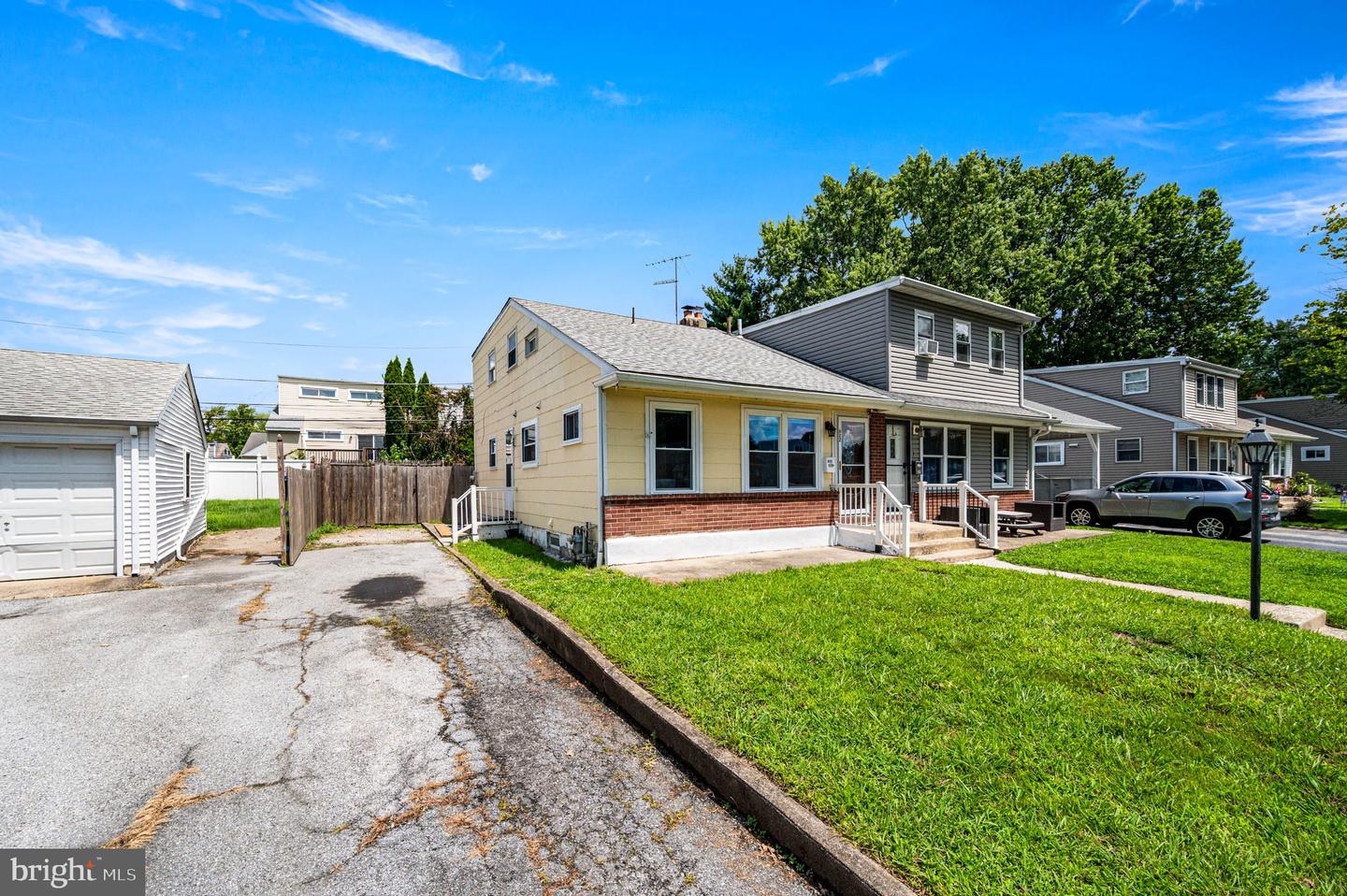 622 E Winona Ave Property Photo 4