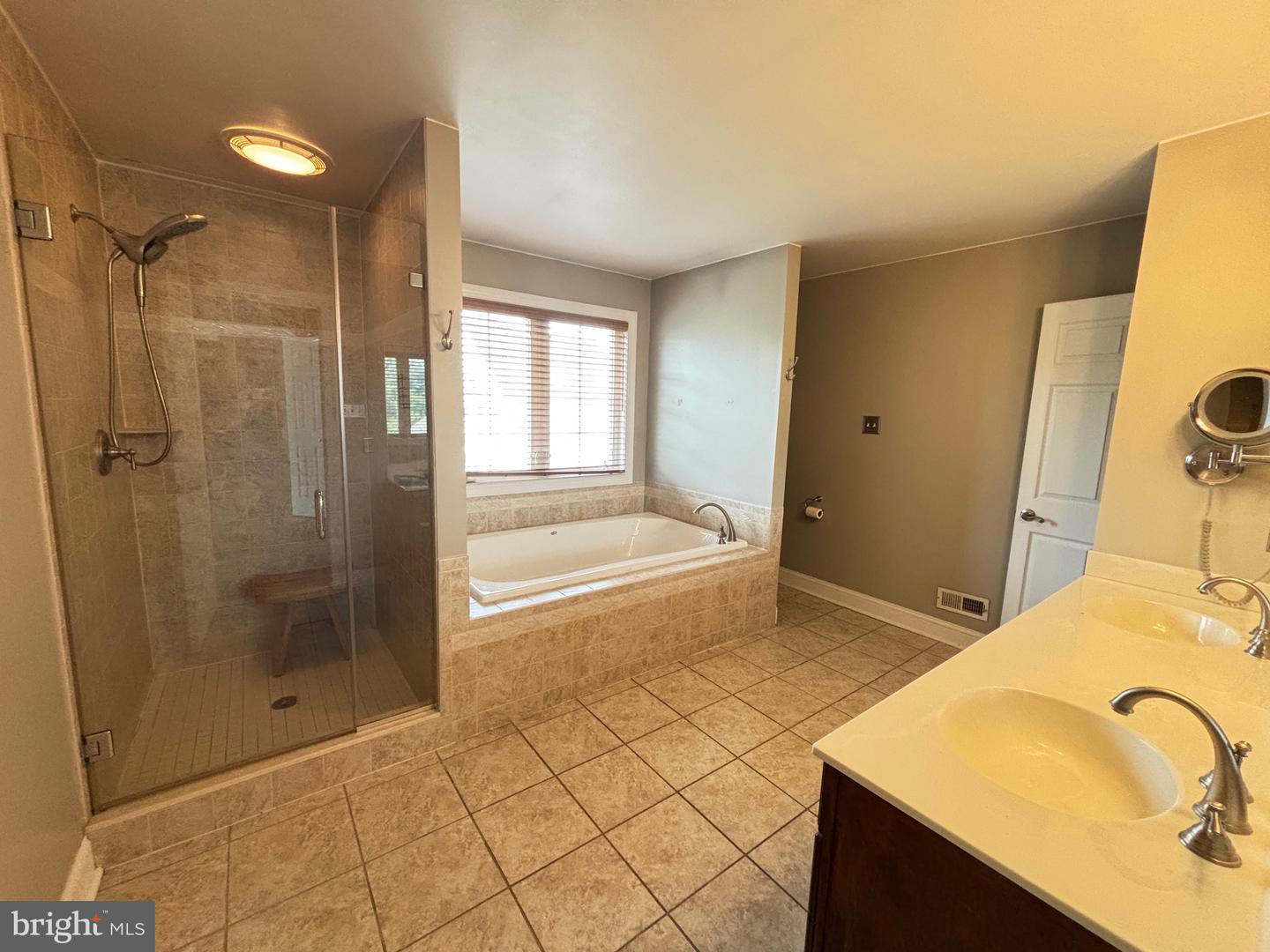 1 Robert Ct Property Photo 18