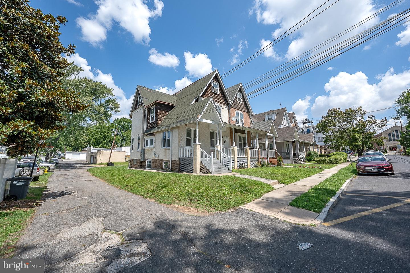 1124 Spring St Property Photo 5