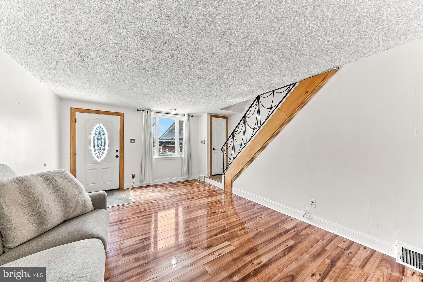 231 W Wyncliffe Ave Property Photo 8