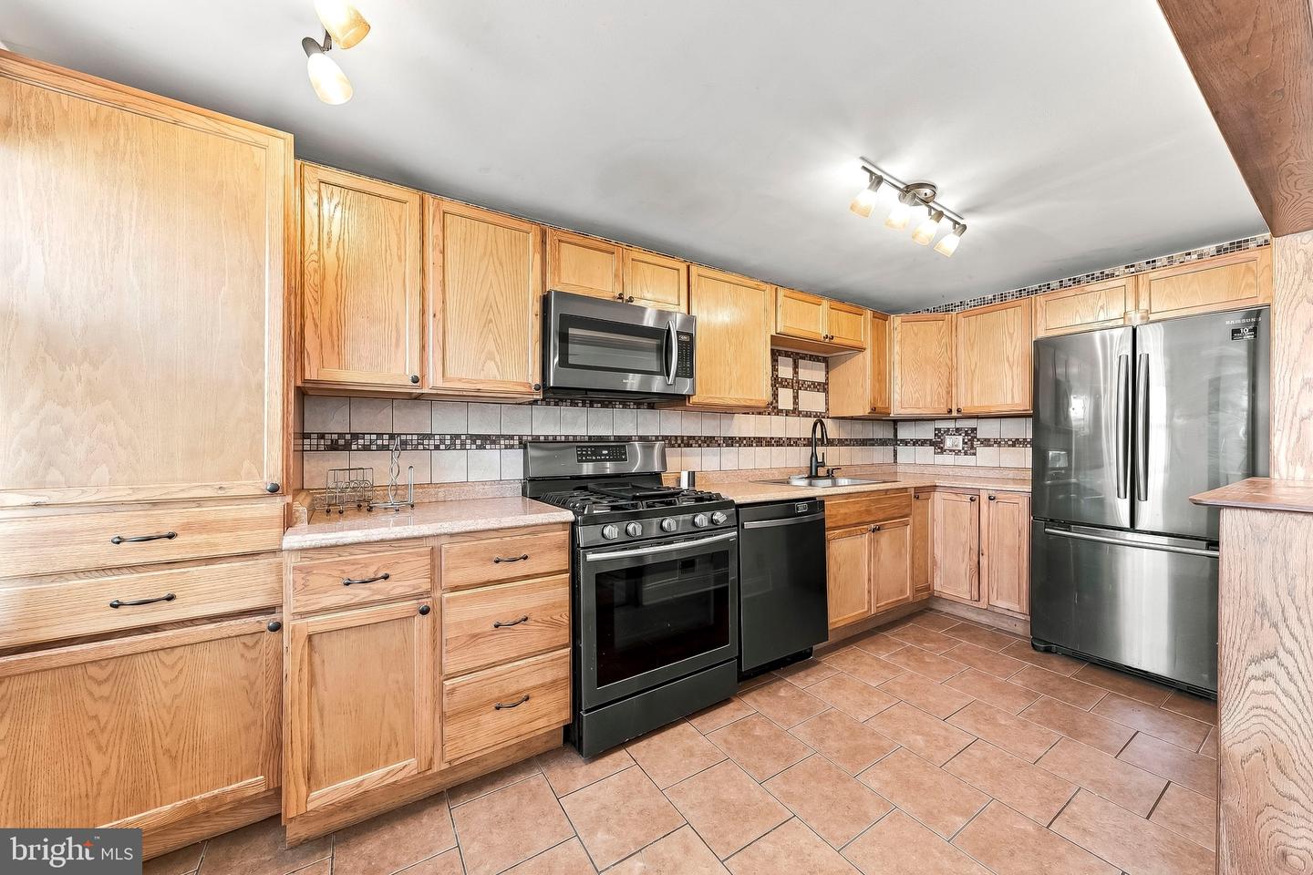 231 W Wyncliffe Ave Property Photo 13