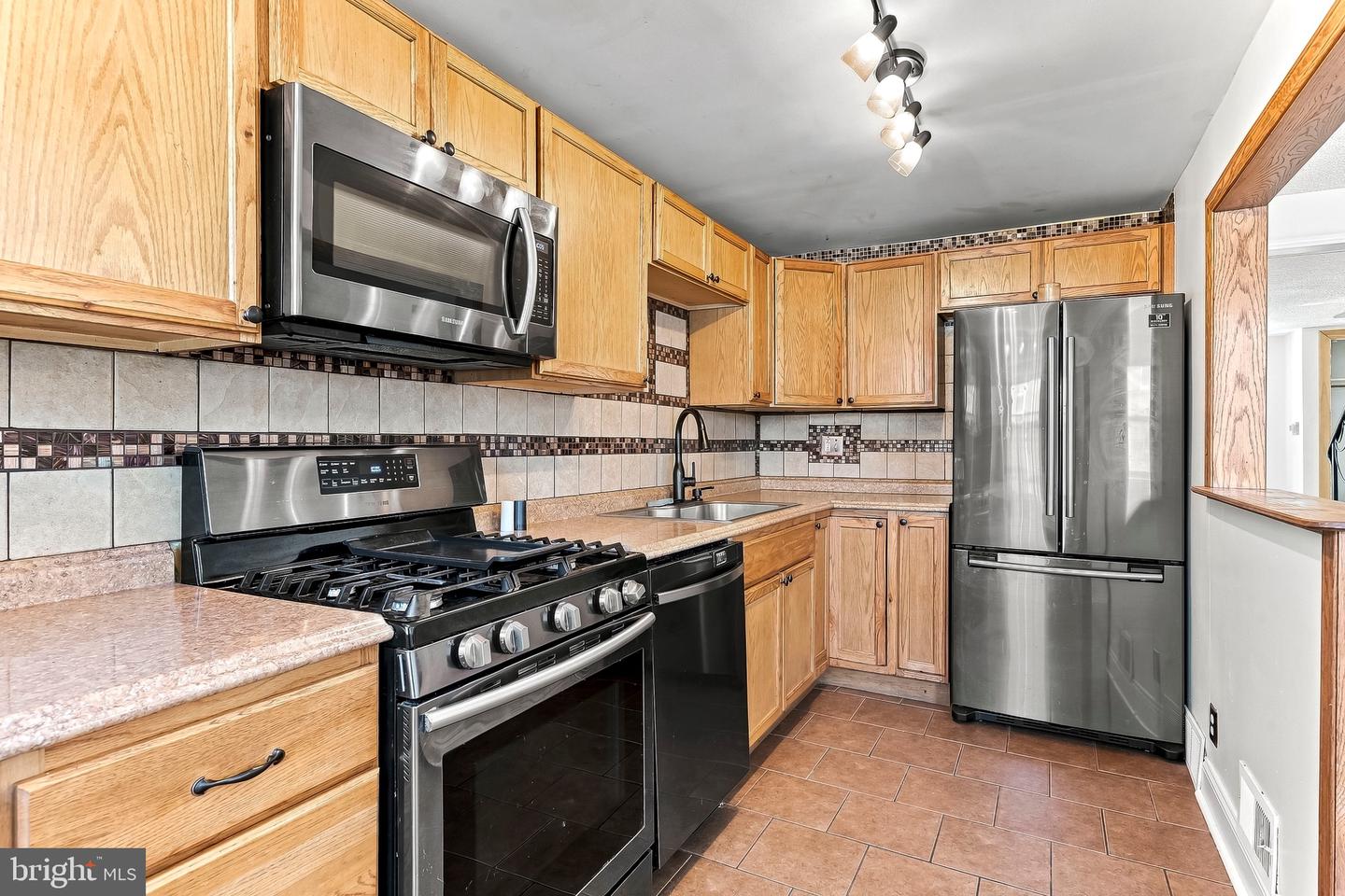 231 W Wyncliffe Ave Property Photo 14