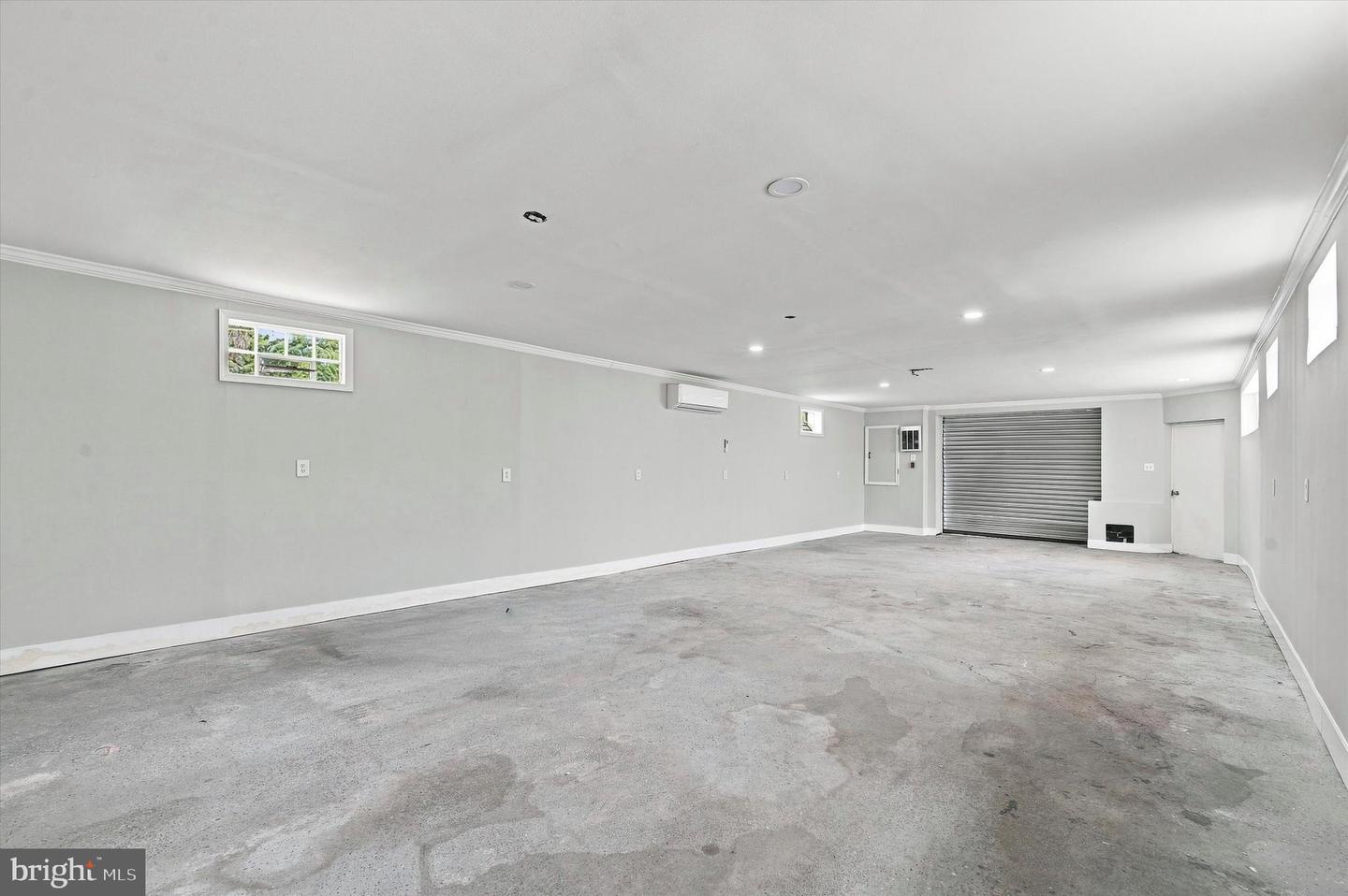 806 Powell Ave Property Photo 5