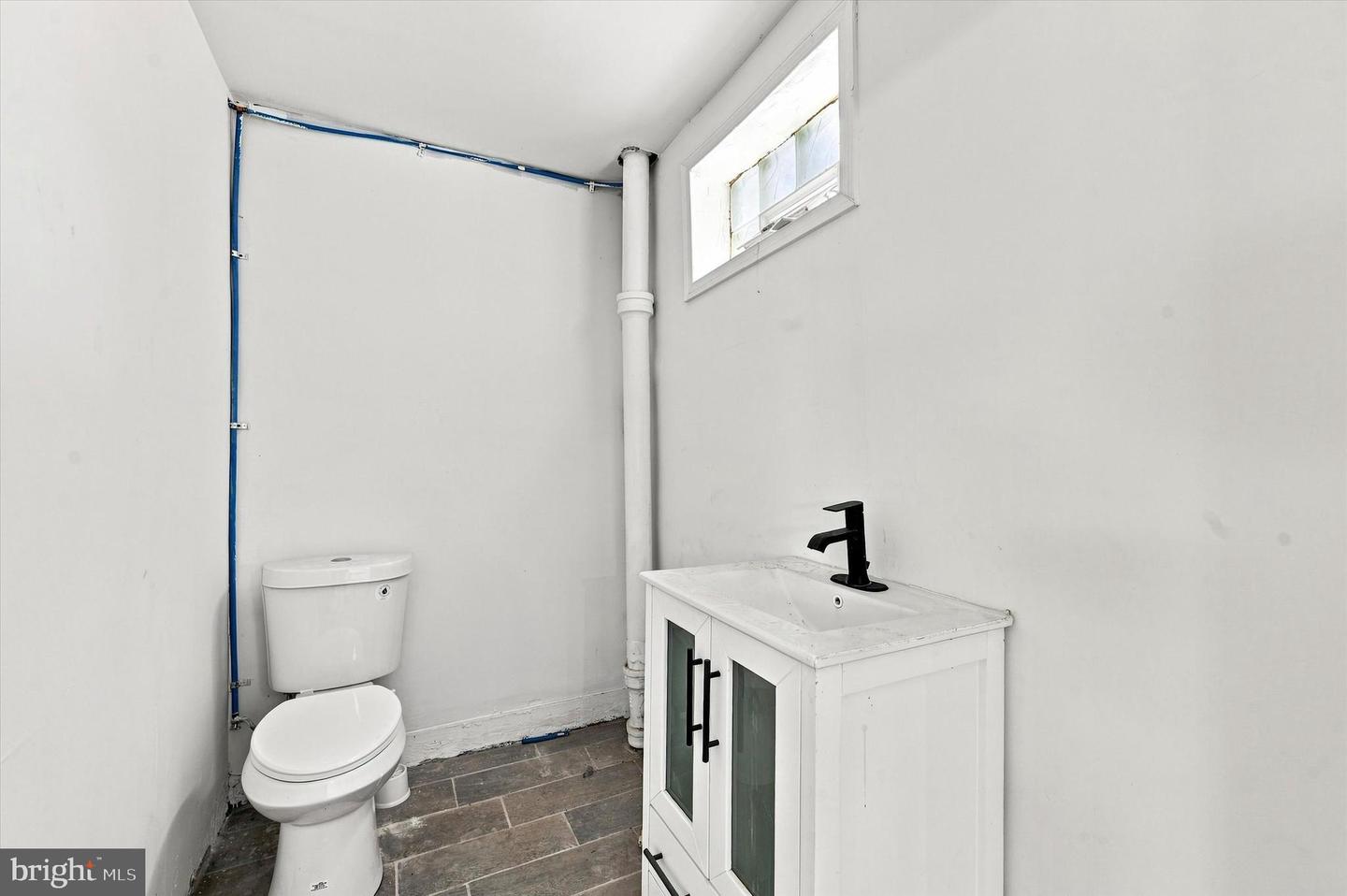 806 Powell Ave Property Photo 8