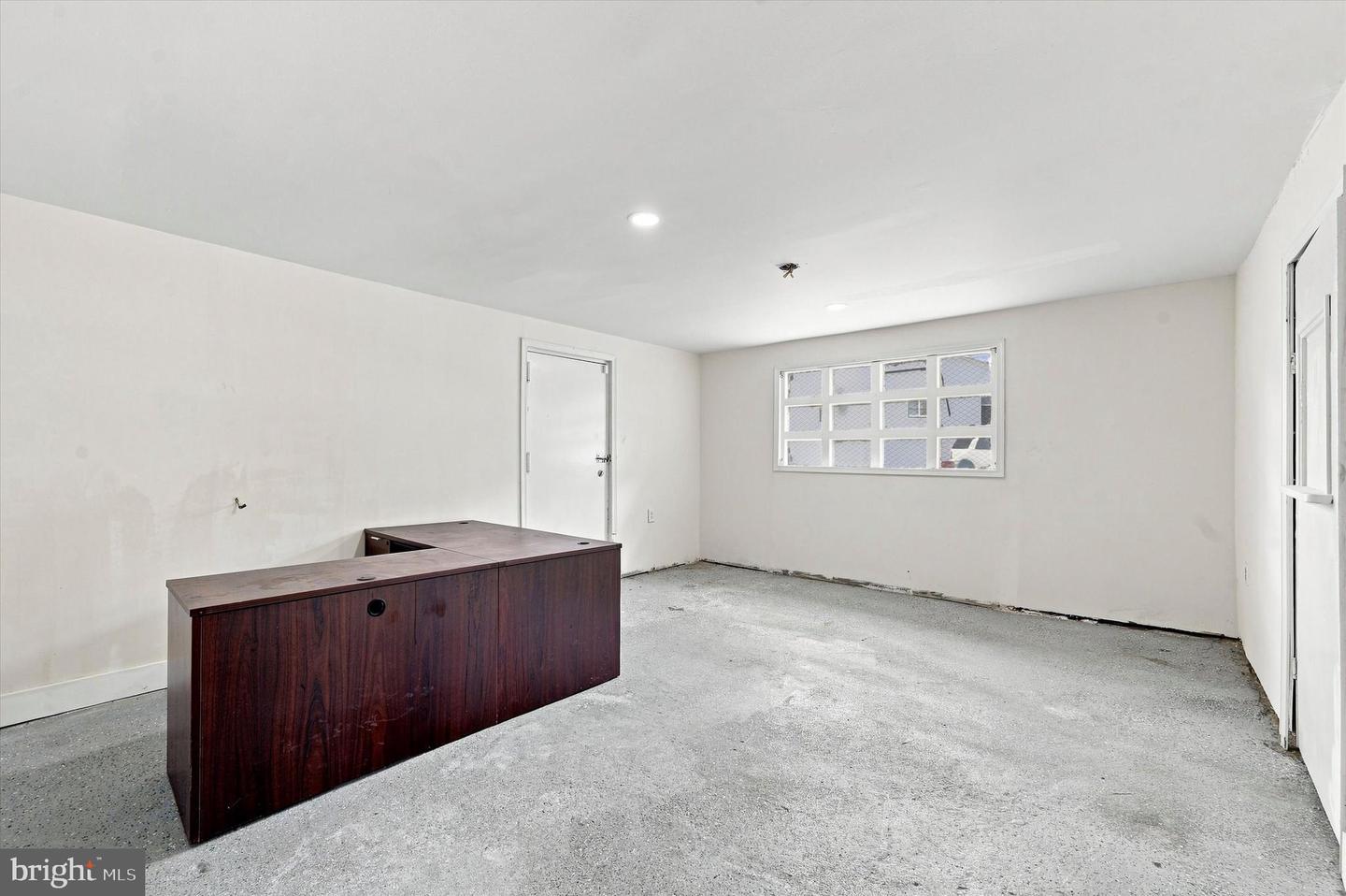 806 Powell Ave Property Photo 10