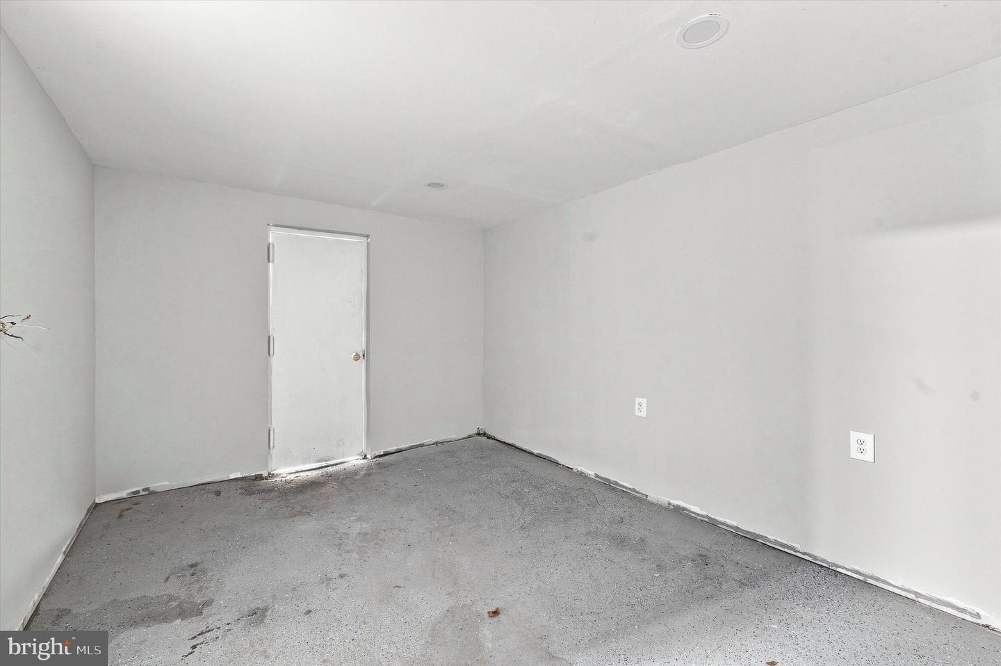 806 Powell Ave Property Photo 13