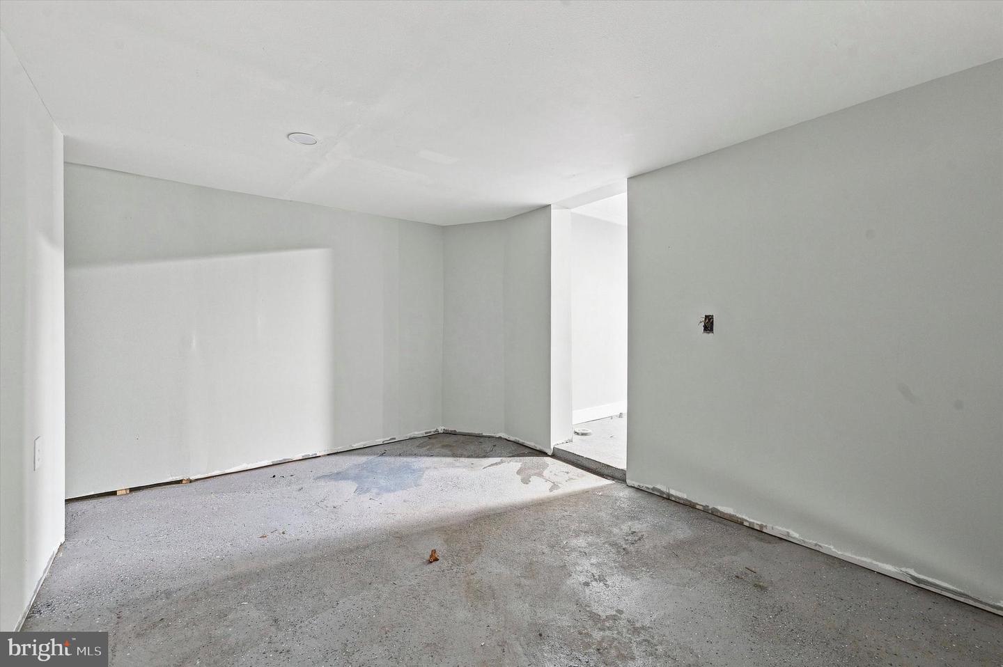 806 Powell Ave Property Photo 14