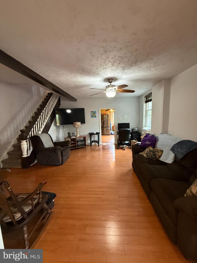 413 E Lincoln St Property Photo 2
