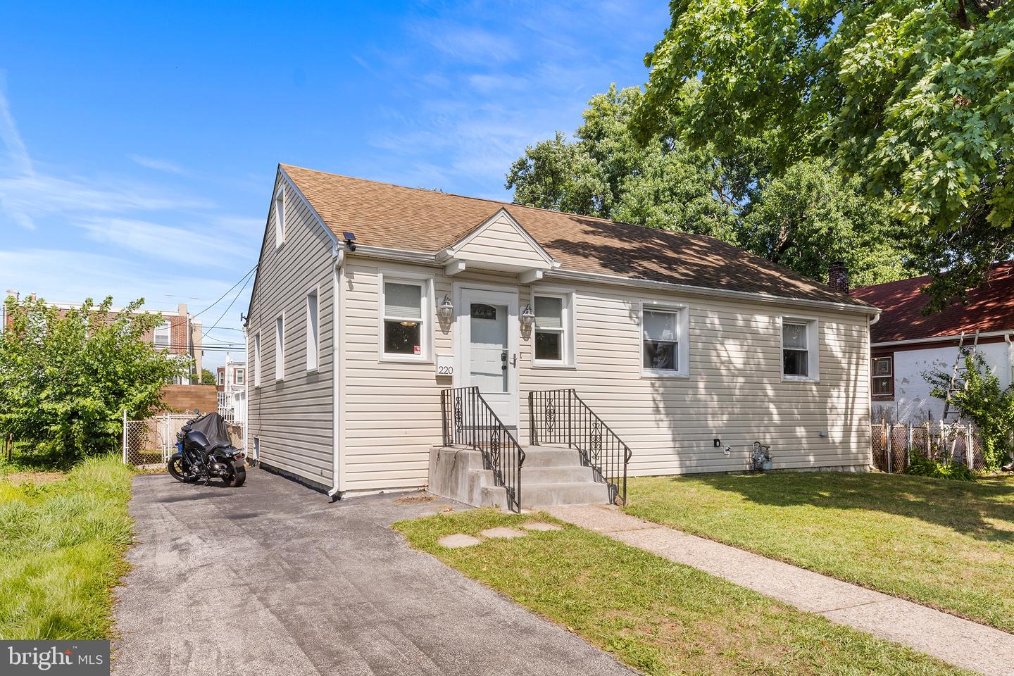 220 Norwood Ave Property Photo 1