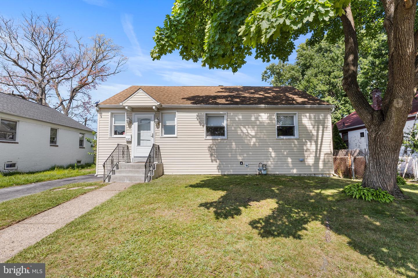220 Norwood Ave Property Photo 2