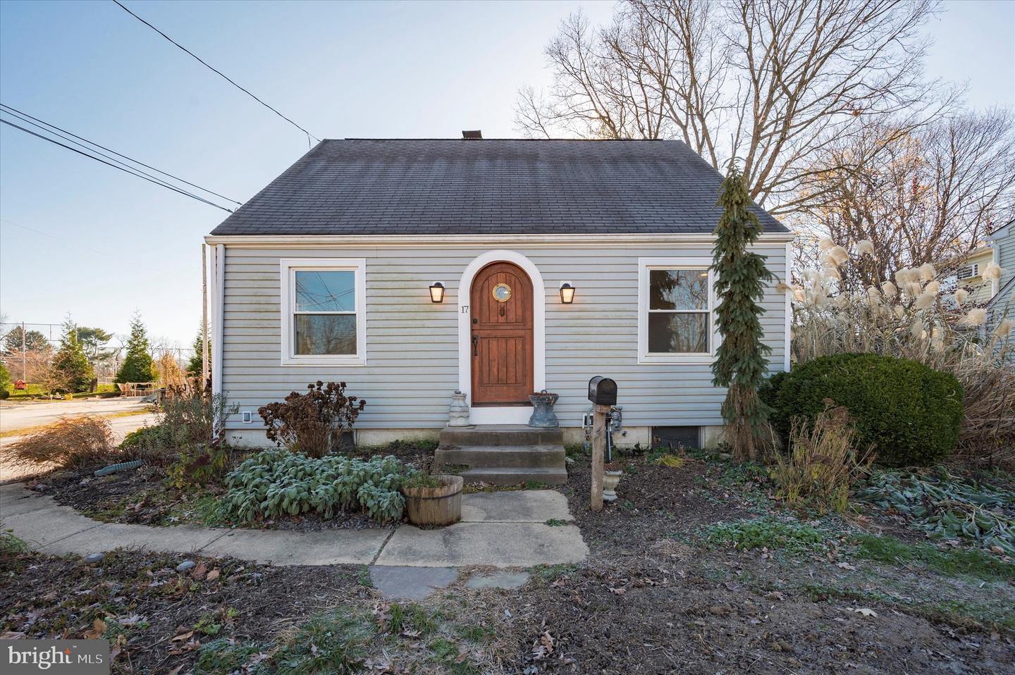 17 Spring St Property Photo 1