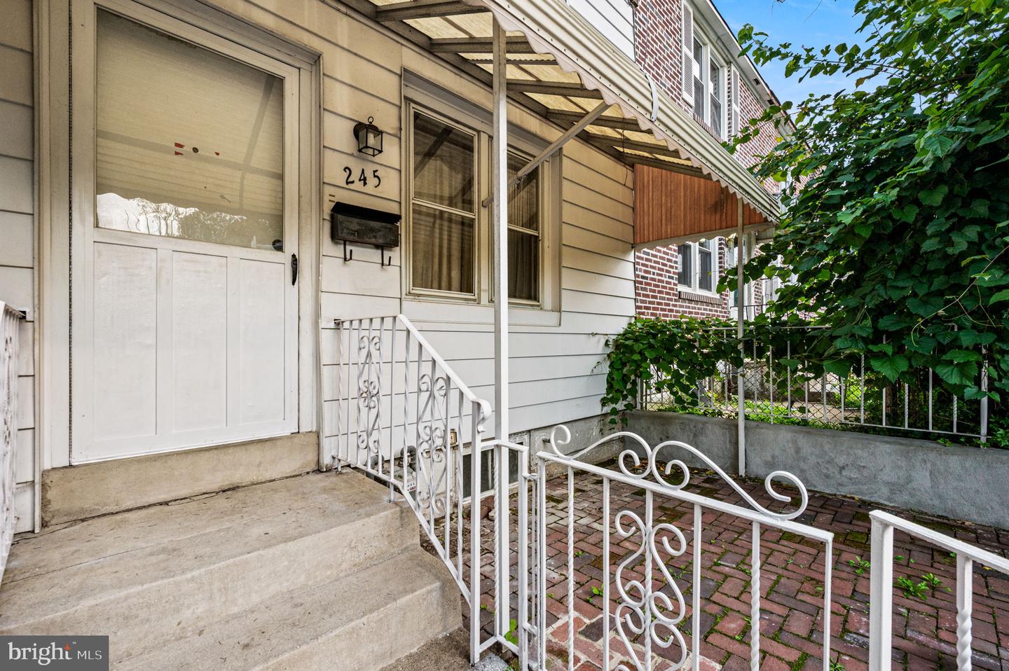 245 W 21st St Property Photo 1