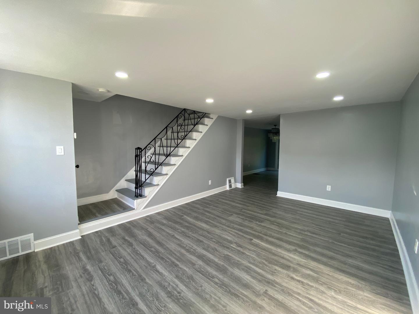 1213 Crestview Rd Property Photo 2
