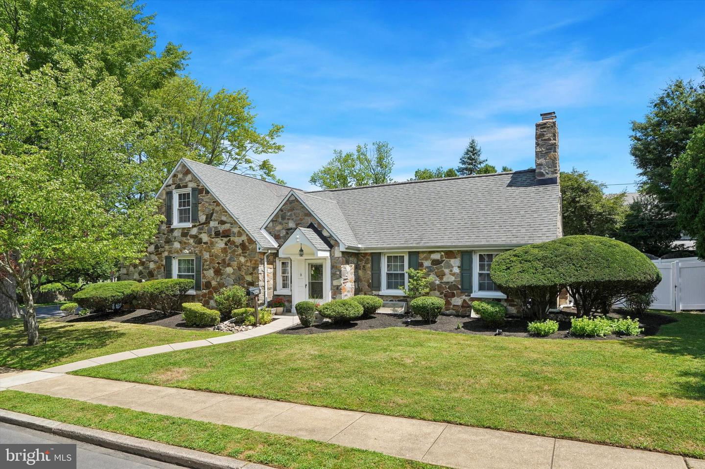 543 Kenwood Rd Property Photo 1