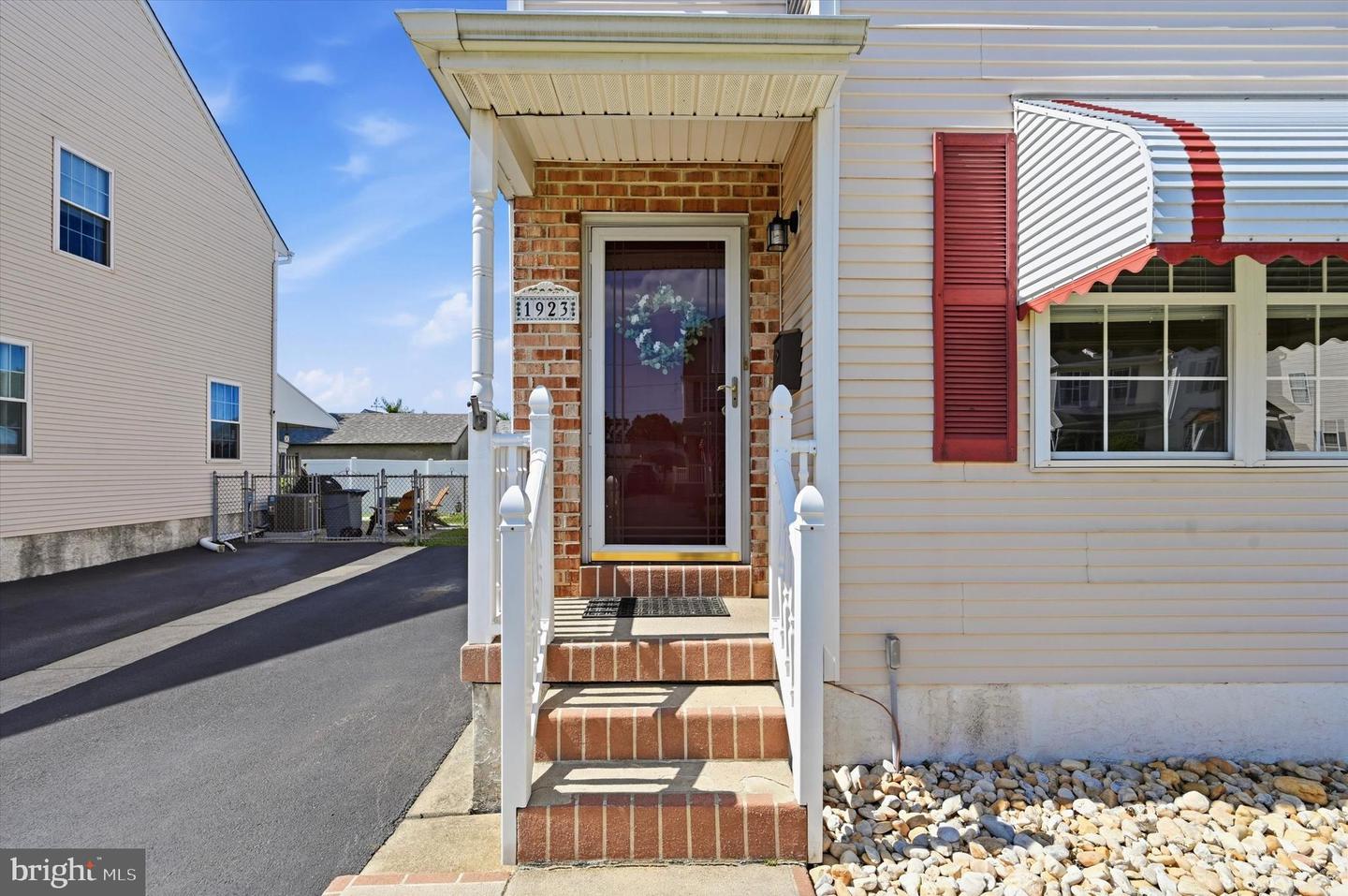 1923 Oak Leaf Ln Property Photo 4