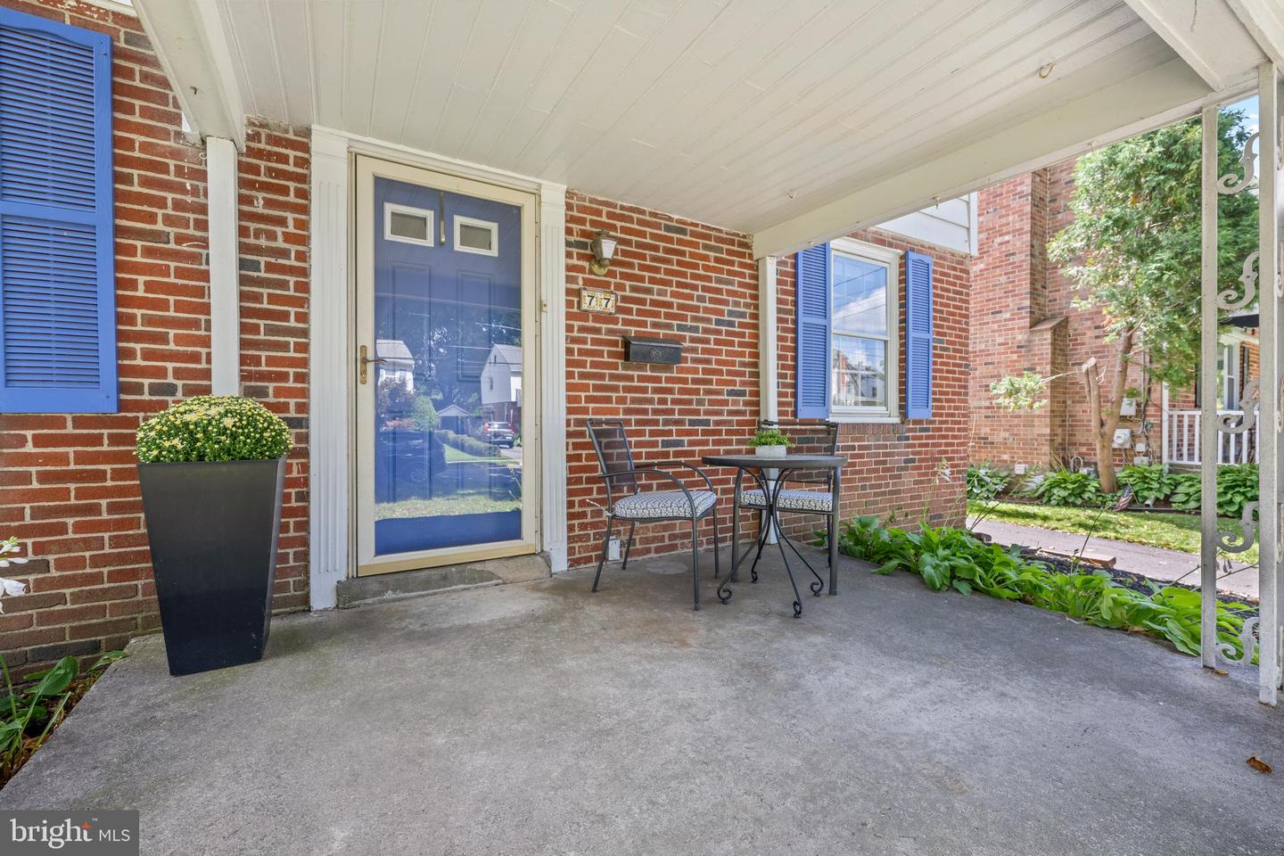 77 Forest Rd Property Photo 3