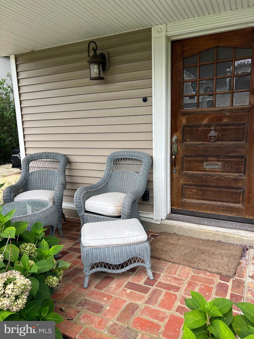 39 Van Leer Ave Property Photo 4