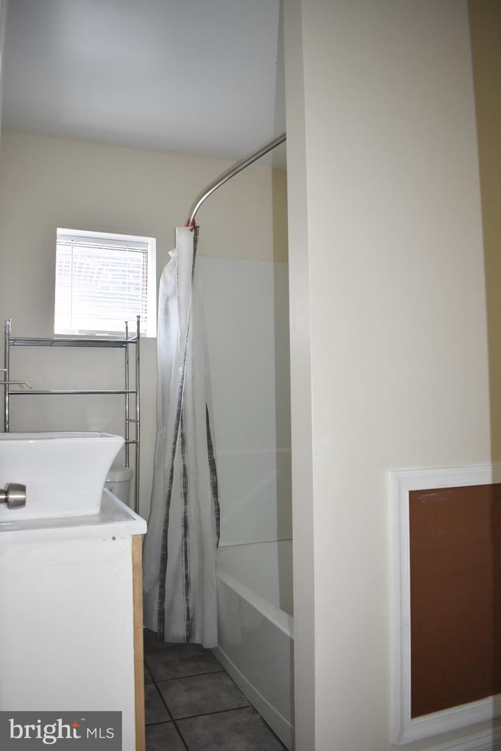 13 W 10th St #b Property Photo 10