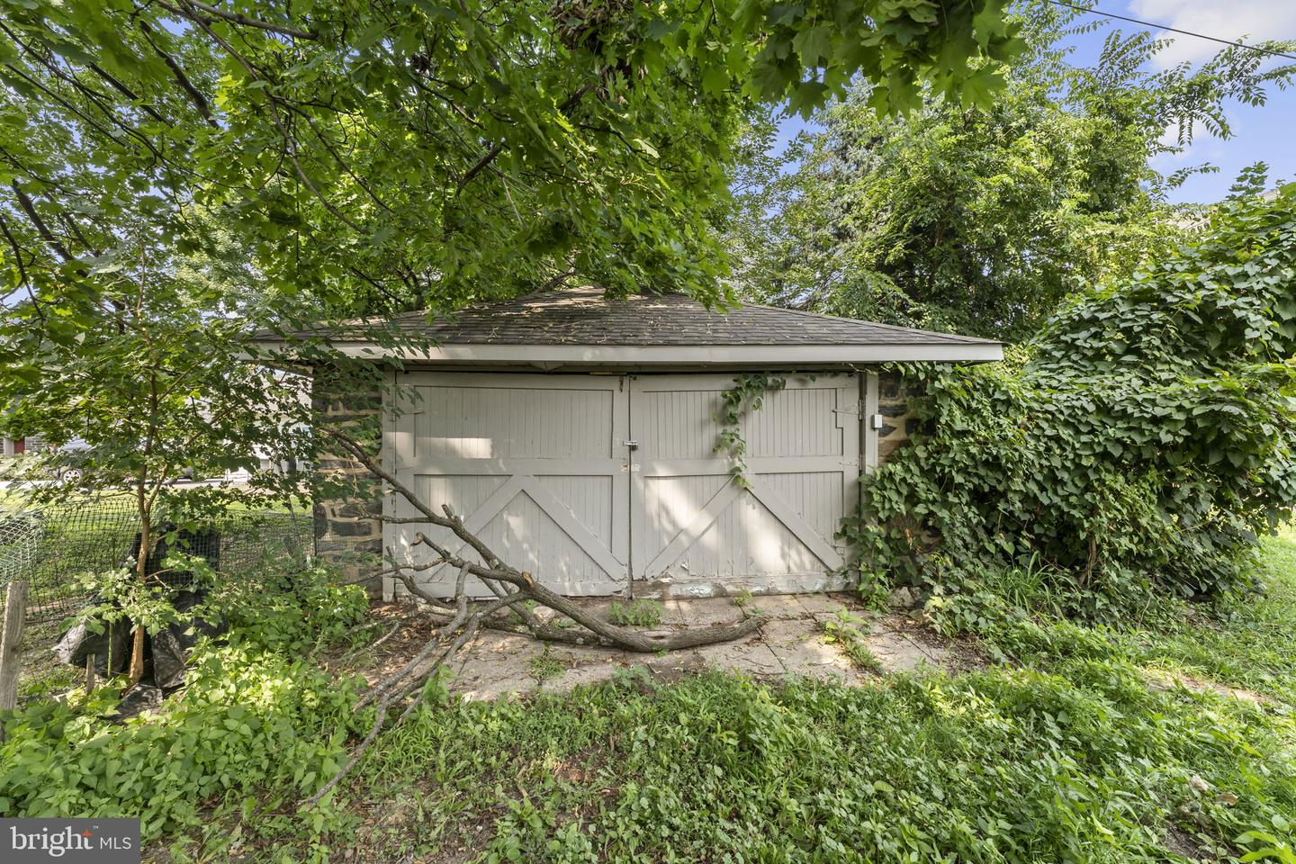 16 Windsor Ave Property Photo 31