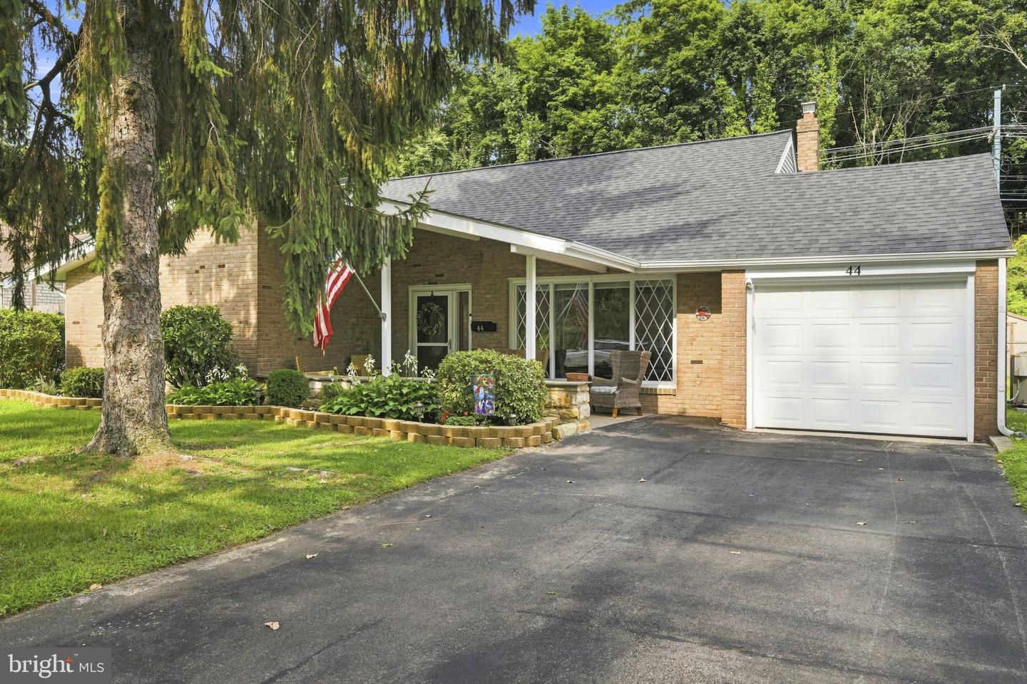 44 S Brookside Rd Property Photo 1