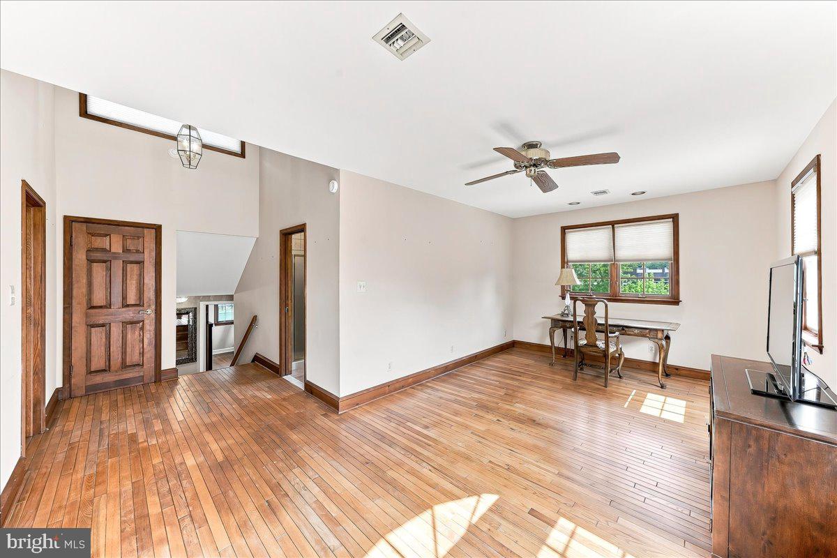 100 Governors Dr Property Photo 14
