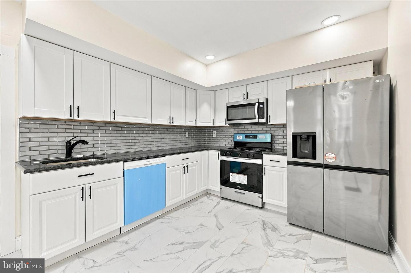 23 Rhodes Ave Property Photo 5